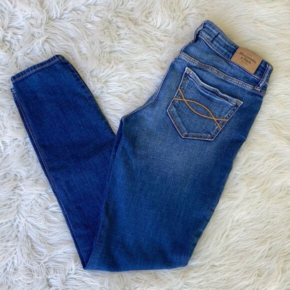 Abercrombie & Fitch Distressed Jeans Size 4R - Picture 1 of 10